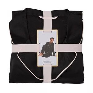 VICTORIA'S SECRET
Satin Long Pajama Set Size Medium